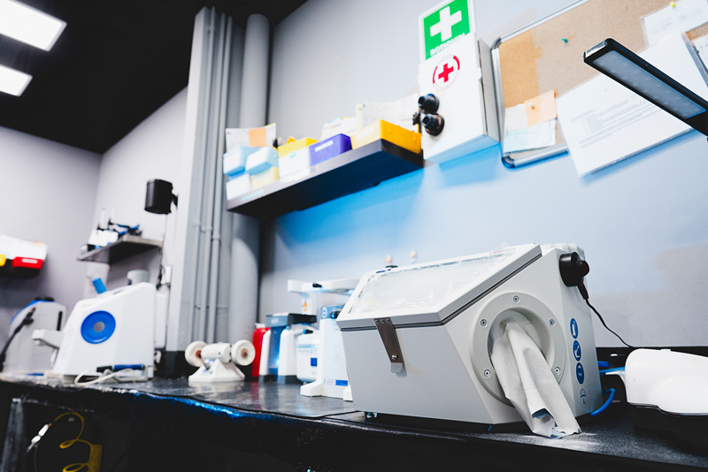Carillas e implantes hechos en casa